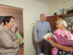 Глава Пугачевского муниципального района Алексей Янин поздравил с 90-летием ветерана труда Валентину Сергеевну Марченкову.