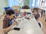Изготовлением фигурок в Пугачевском центре социального обслуживания.